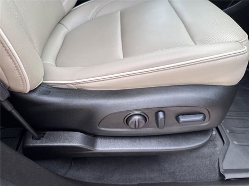 Used 2023 Chevrolet Traverse Premier FWD image 38