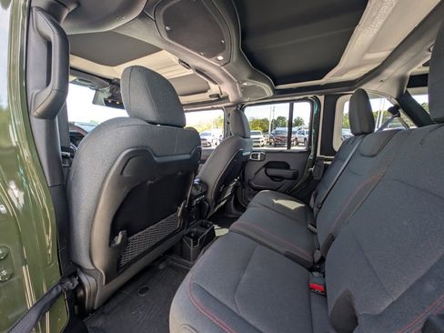 Used 2024 Jeep Wrangler Unlimited Rubicon w/ Capability Package image 18