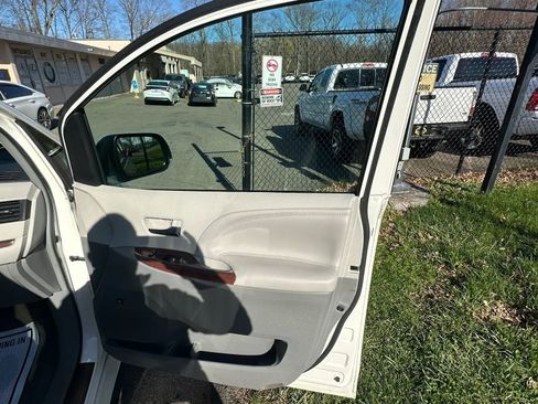 Used 2013 Toyota Sienna Limited w/ Premium Pkg image 37