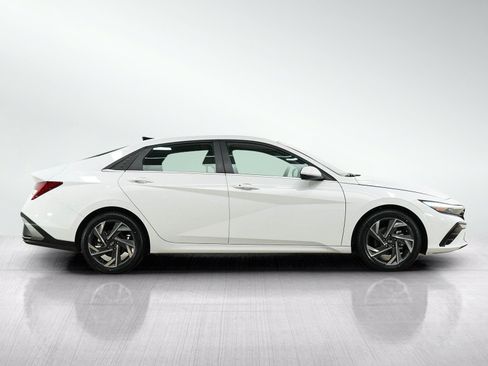 Used 2025 Hyundai Elantra SEL FWD image 6