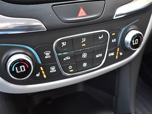 Used 2018 Chevrolet Equinox LT FWD image 19