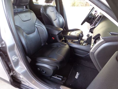 Used 2019 Jeep Cherokee Limited w/ Luxury Group AWD/4WD image 16
