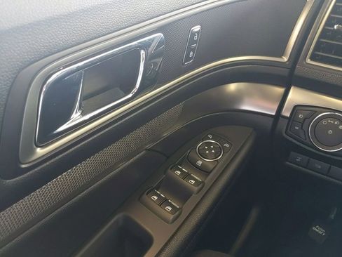 Used 2018 Ford Explorer XLT w/ Equipment Group 202A AWD/4WD image 29