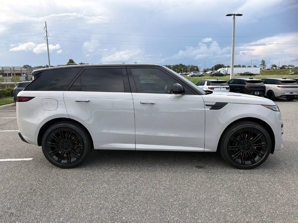 New 2027 Land Rover Range Rover Sport Dynamic SE AWD/4WD image 6