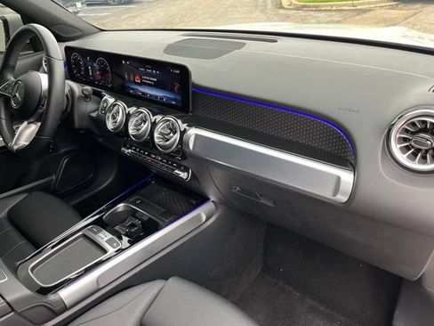 Used 2025 Mercedes-Benz GLB 250 4MATIC image 11