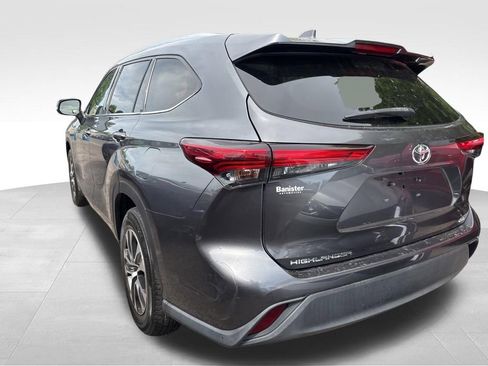 Used 2020 Toyota Highlander XLE FWD image 14