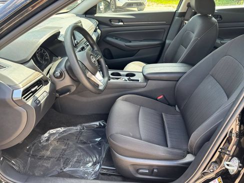 Used 2025 Nissan Altima 2.5 SV FWD image 27