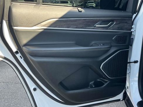 Used 2022 Jeep Grand Cherokee L Limited w/ Luxury Tech Group II image 17