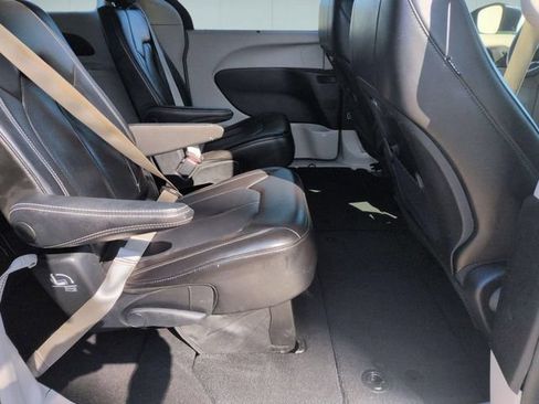 Used 2023 Chrysler Pacifica Touring-L FWD image 28