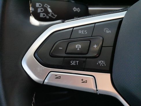 Used 2023 Volkswagen Tiguan SE AWD/4WD image 25