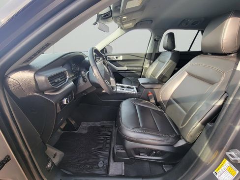 Used 2022 Ford Explorer XLT w/ Equipment Group 202A image 11