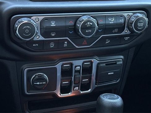 Used 2019 Jeep Wrangler Unlimited Sahara image 24