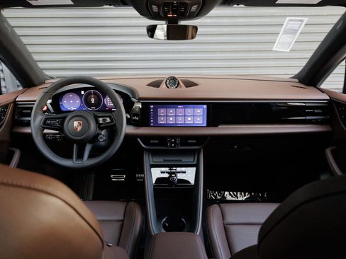 Certified 2025 Porsche Macan 4S Electric AWD/4WD image 17