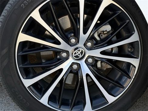 Used 2020 Toyota Camry SE w/ Convenience Package image 9