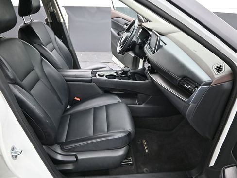 Used 2023 Nissan Rogue SV w/ SV Premium Package image 21