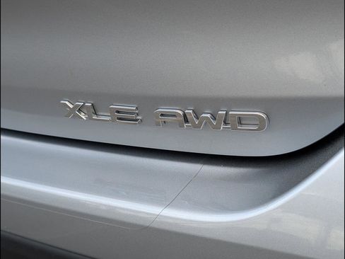 Used 2024 Toyota Highlander XLE AWD/4WD image 28