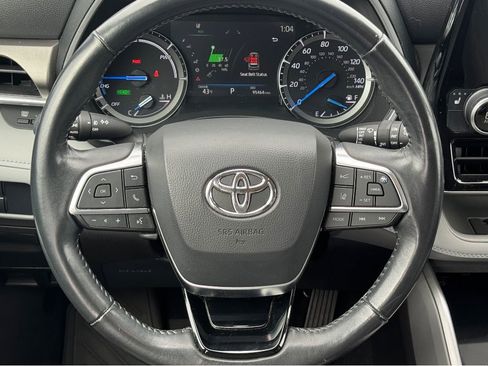 Used 2021 Toyota Highlander XLE image 12