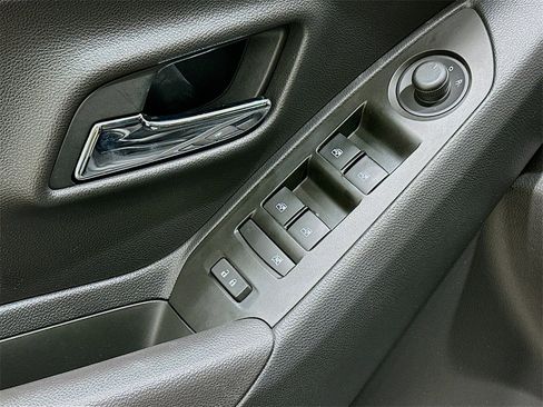 Used 2020 Chevrolet Trax LT image 17