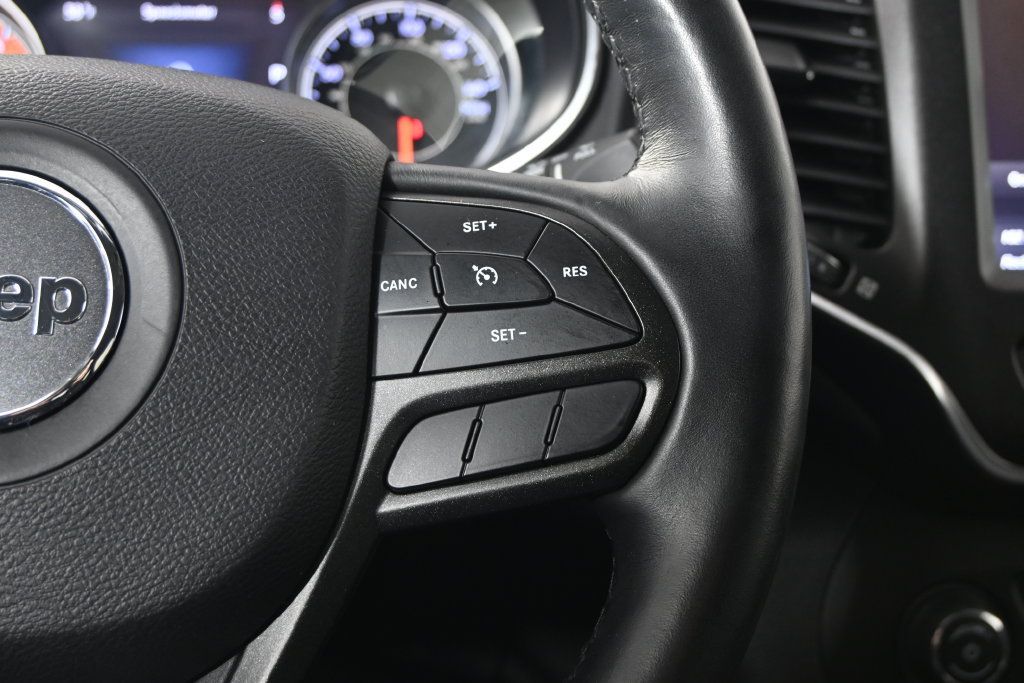 Used 2019 Jeep Cherokee Trailhawk AWD/4WD image 35