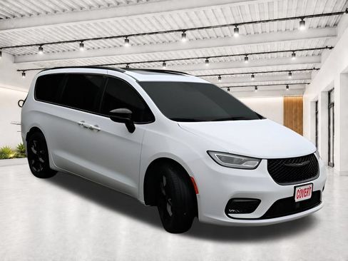 Used 2025 Chrysler Pacifica Limited FWD image 8