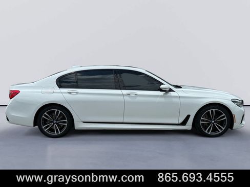 Used 2018 BMW 750i RWD image 2