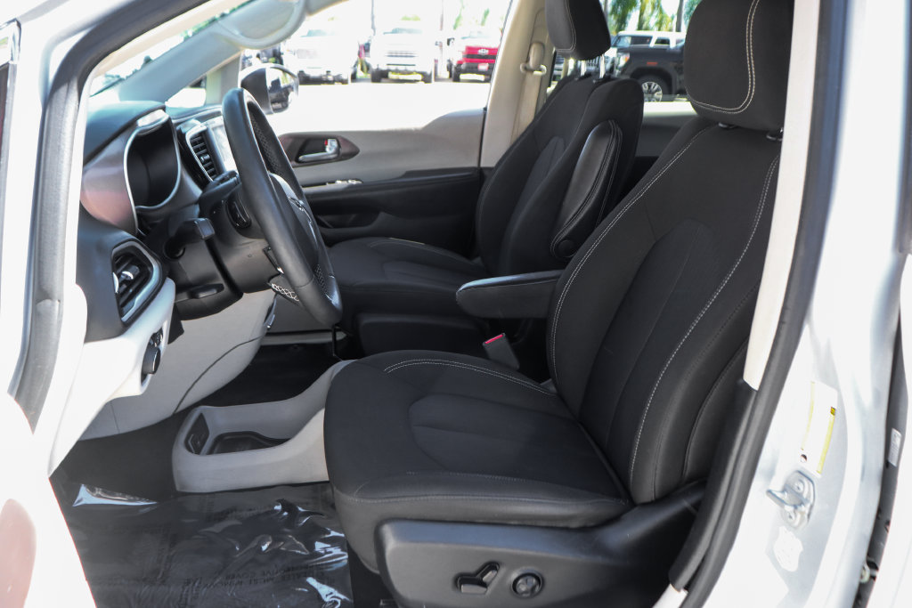 Used 2023 Chrysler Voyager LX FWD image 18