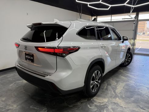 Used 2024 Toyota Highlander XLE image 4