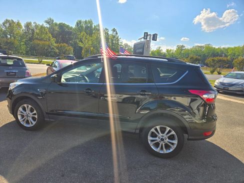 Used 2018 Ford Escape SE w/ Ford Safe & Smart Package FWD image 16