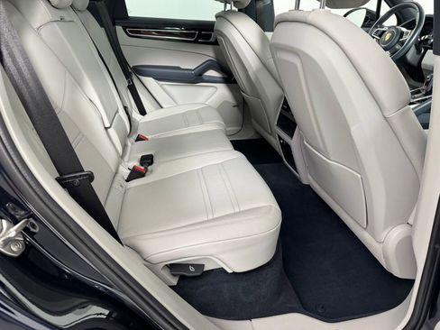 Used 2022 Porsche Cayenne AWD/4WD image 29