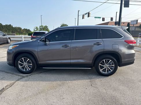 Used 2019 Toyota Highlander XLE FWD image 2