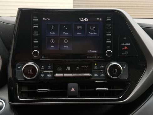 Used 2021 Toyota Highlander XLE FWD image 17