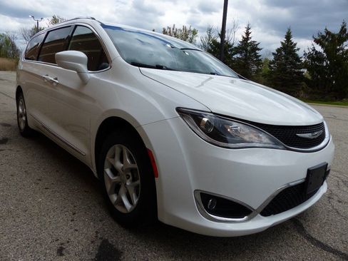 Used 2020 Chrysler Pacifica Touring-L FWD image 10