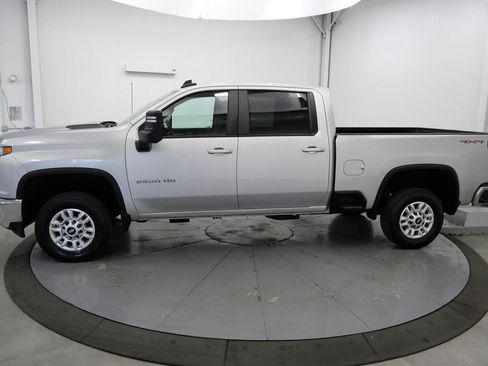 Used 2022 Chevrolet Silverado 2500 LT w/ Convenience Package AWD/4WD image 4