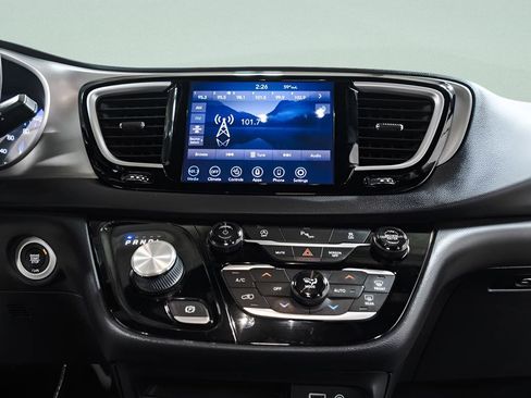 Used 2020 Chrysler Pacifica Touring-L AWD/4WD image 14