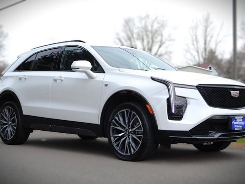 Used 2024 Cadillac XT4 Sport image 3