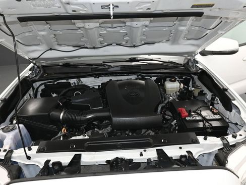 Used 2020 Toyota Tacoma TRD Off-Road image 11