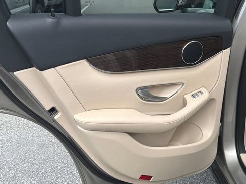 Used 2022 Mercedes-Benz GLC 300 image 24