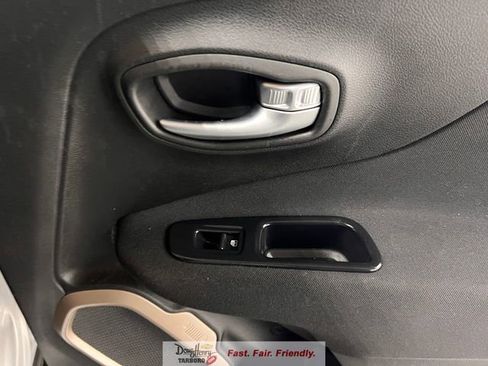 Used 2017 Jeep Renegade Latitude FWD image 35