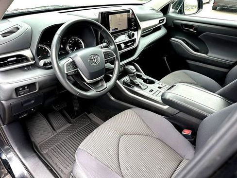 Used 2024 Toyota Highlander LE AWD/4WD image 13