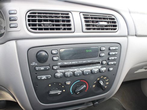 Used 2005 Ford Taurus SE FWD image 10