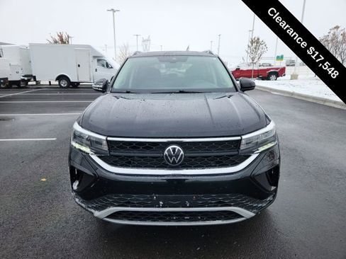 Used 2024 Volkswagen Taos SE image 2