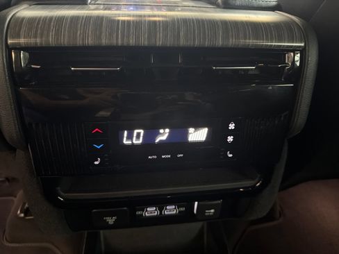Used 2024 Jeep Wagoneer Series II AWD/4WD image 19