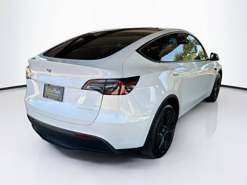 Used 2024 Tesla Model Y Long Range AWD/4WD image 9