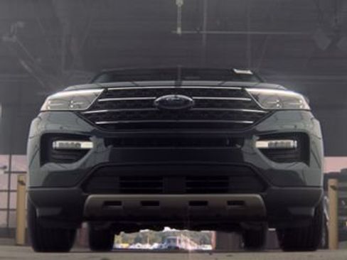 Used 2023 Ford Explorer XLT w/ Equipment Group 202A AWD/4WD image 3