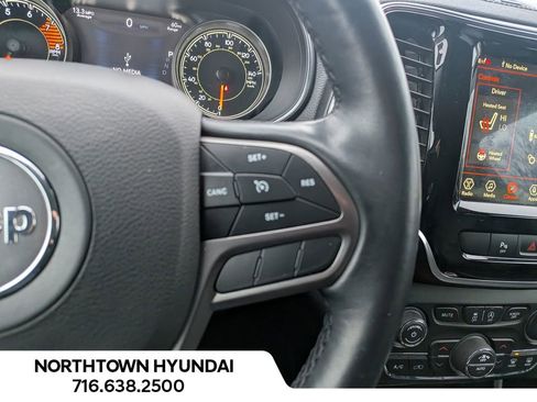 Used 2019 Jeep Cherokee Limited image 25