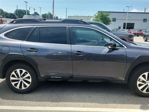 Used 2025 Subaru Outback Premium AWD/4WD image 3