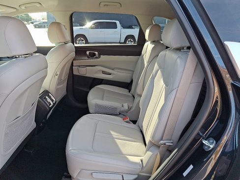 Used 2023 Kia Sorento EX image 9