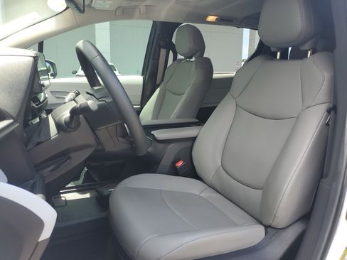 Used 2025 Toyota Sienna XLE FWD image 18