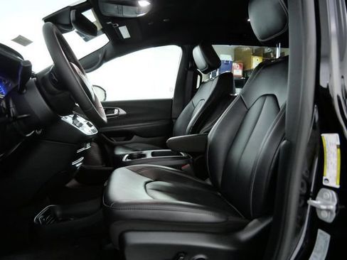 Used 2025 Chrysler Pacifica Select FWD image 17