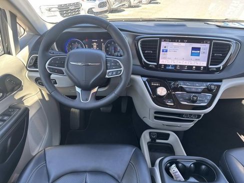 Used 2024 Chrysler Pacifica Touring-L image 20